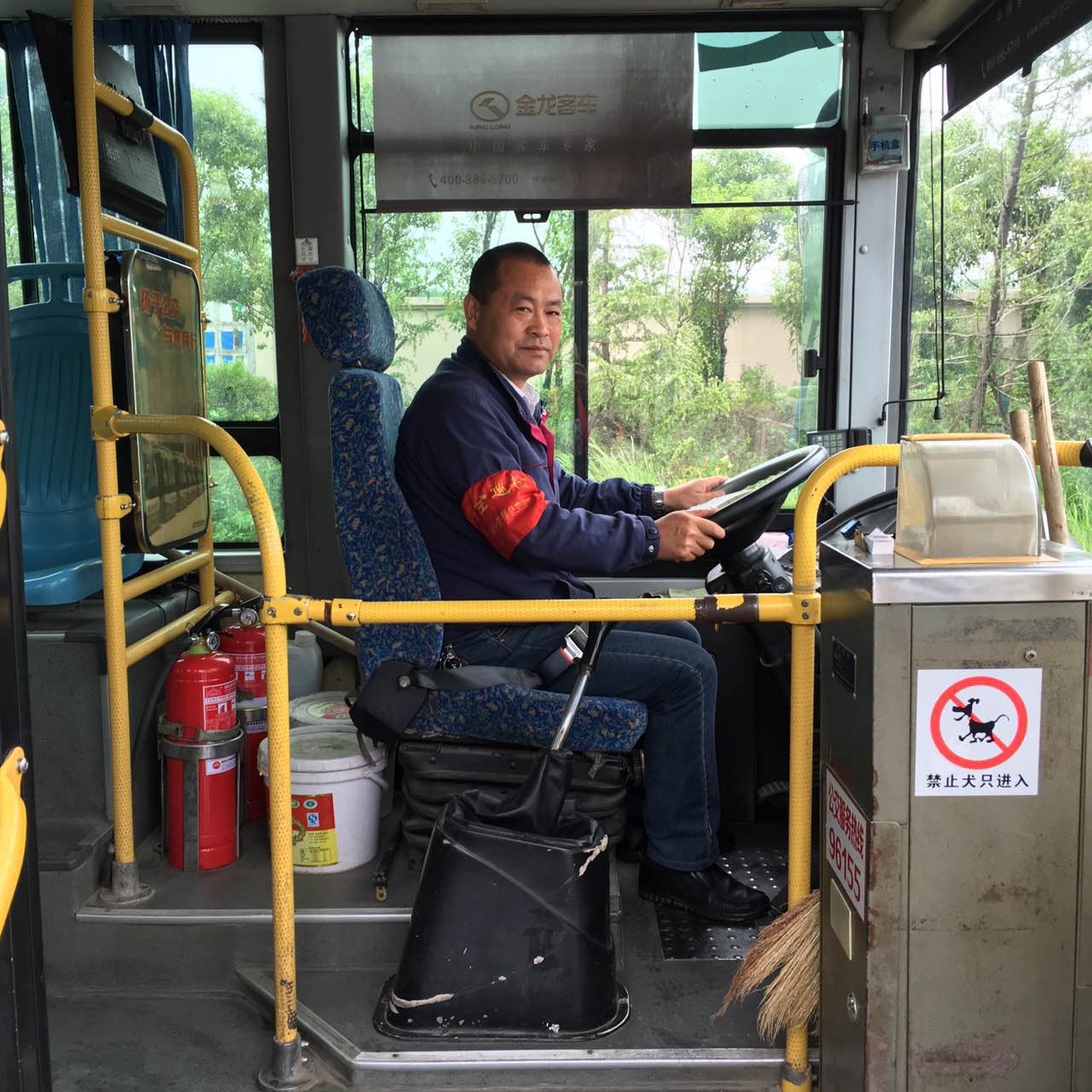 1520995813795712.jpg 每月一星:浦口公司汽車三隊(duì)608路駕駛員嚴(yán)家明-1.jpg