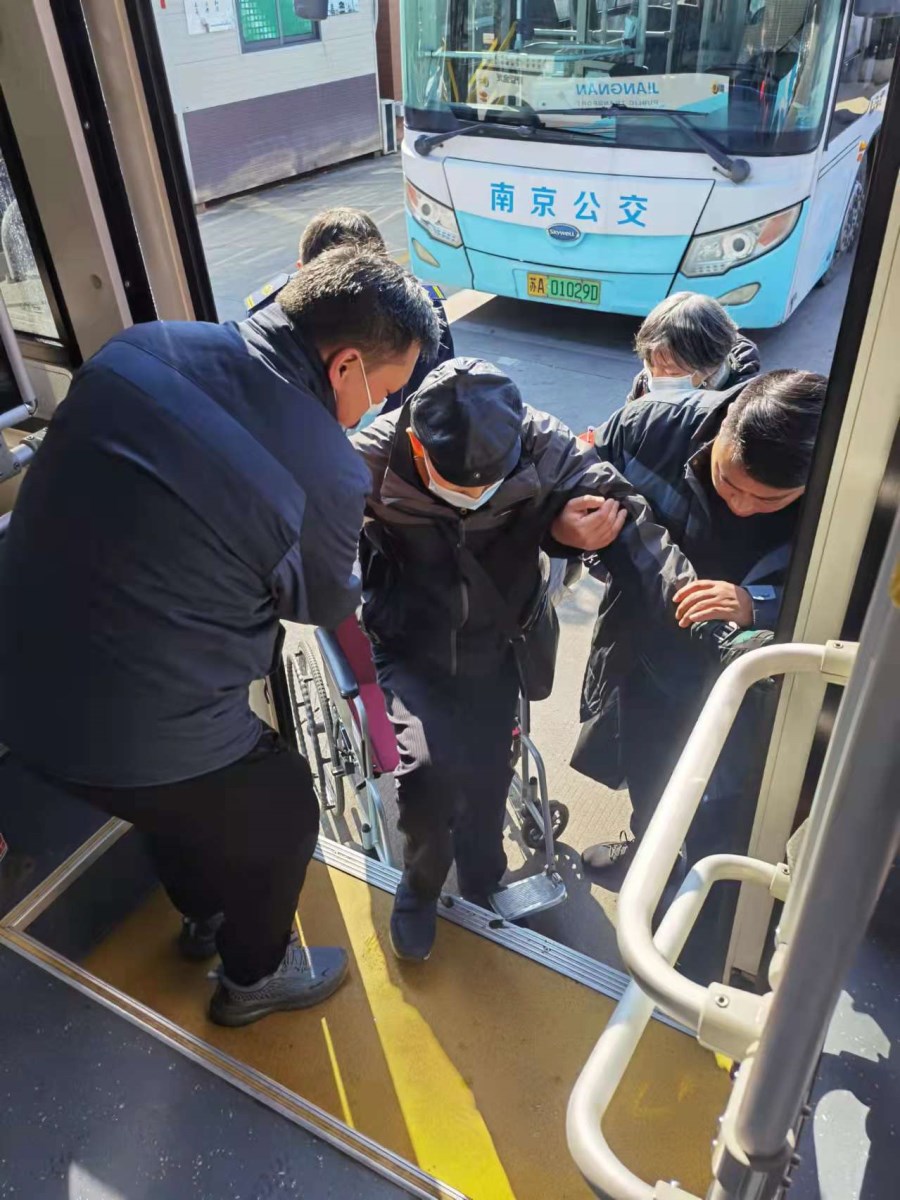 C:\Users\Acer\Desktop\12月宣傳工作\集團(tuán)\公交場(chǎng)站現(xiàn)“最暖攙扶”，場(chǎng)面有溫度\27da8c6145ae44b28849de17ea2c105.jpg
