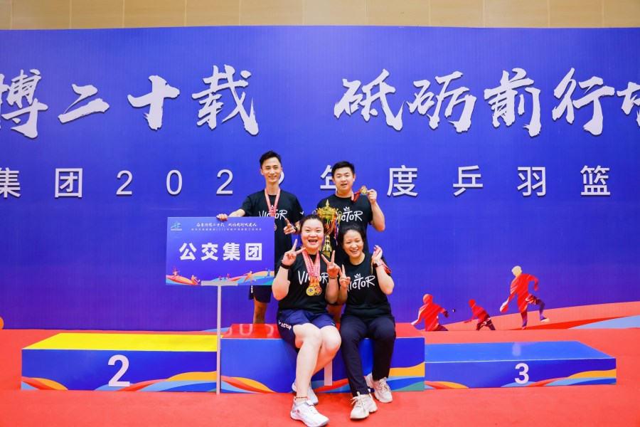 羽毛球合影.jpg 羽毛球合影.jpg