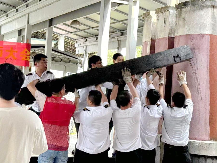 抬木頭1.jpg 抬木頭1.jpg